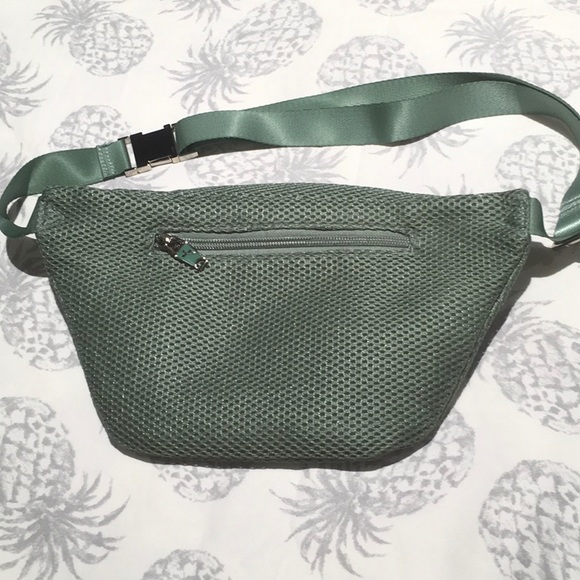 Super Cute Hip Fanny Bag.
Sage like green net mesh material, unique. - Picture 7 of 9